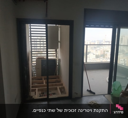 דלתות אלומיניום מזכוכית במרפסת עם נוף עירוני